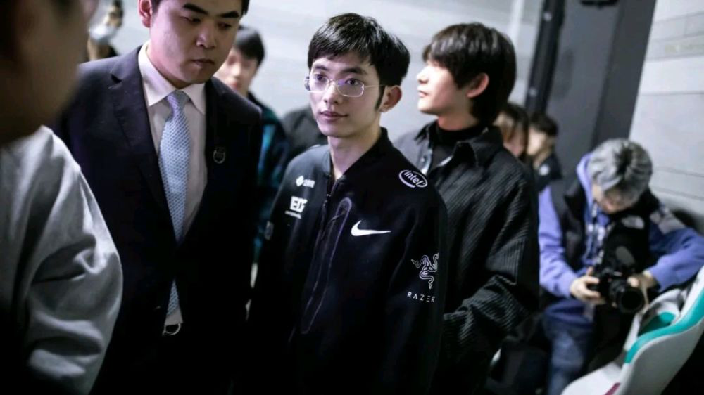 FLY绝地反击DK，Viper爆发神勇的简单介绍