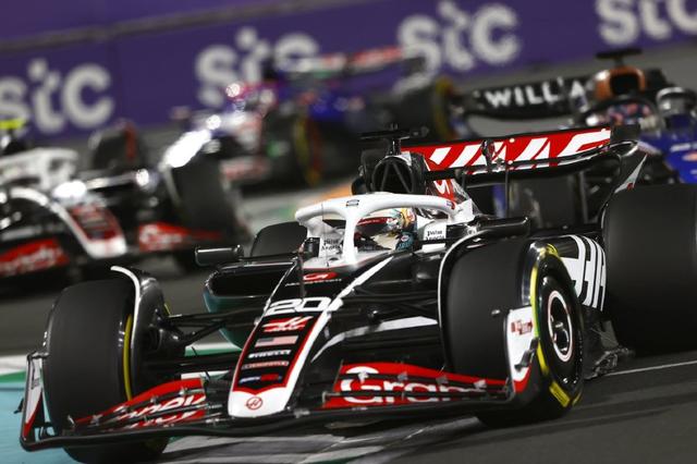 哈斯车队力克阿斯顿马丁，维斯塔潘统治全场的简单介绍