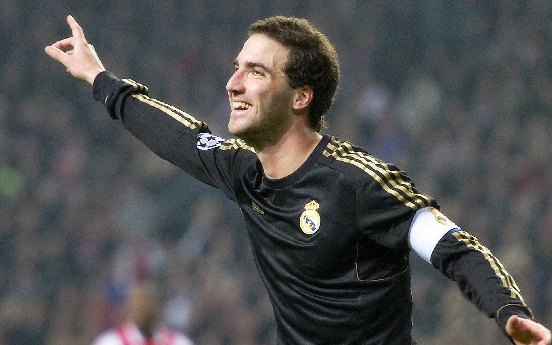 从里昂到慕尼黑，戈麦斯如何用阿根廷式压迫在德甲争冠战中完成致命接管