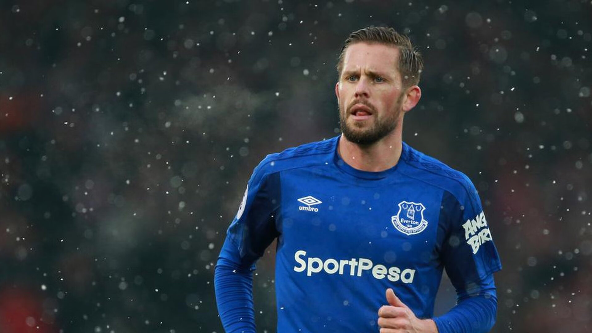 绿茵场外的黄潜风暴，美加墨世界杯焦点战前夜，比利亚雷亚尔如何粉碎丹麦足球信心